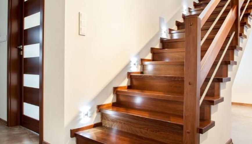 Gỗ được ứng dụng làm cầu thang và cửa chính