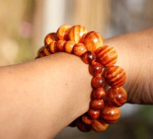 Cách Bảo Quản Vòng Gỗ Huyết Rồng Đúng Chuẩn, Giữ Màu Sắc Lâu Bền