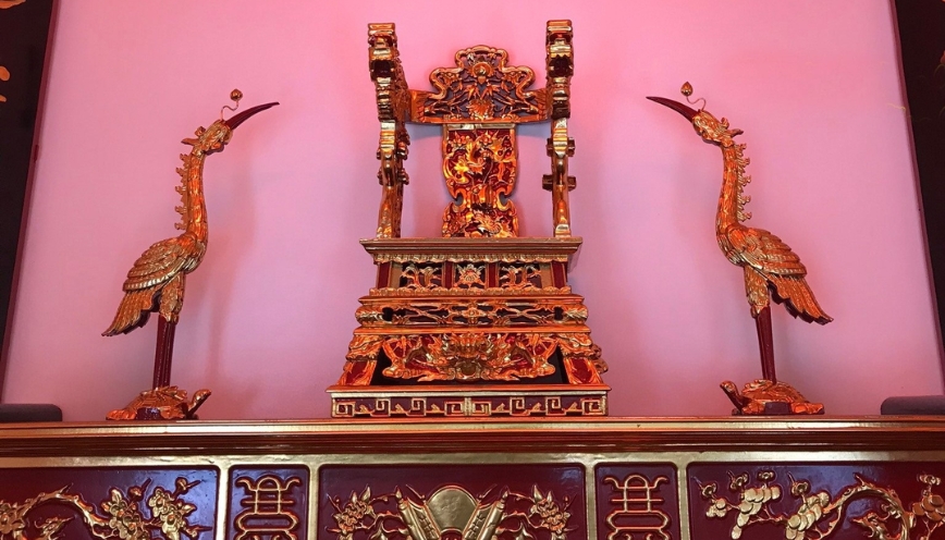 Không đặt hạc chắn di ảnh hoặc bài vị