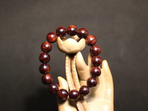 Các yếu tố ảnh hưởng đến giá vòng tay gỗ tử đàn