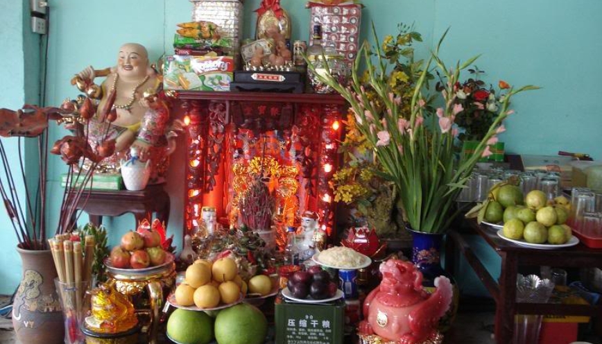 Những lưu ý khi xem tuổi để chọn hướng bàn thờ Ông Địa