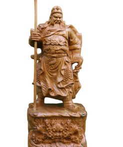 Tượng Quan Công đứng gỗ bách xanh