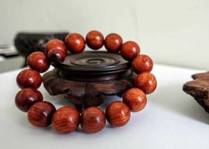 Vòng Gỗ Tử Đàn Hợp Mệnh Gì? Hướng Dẫn Chọn Vòng Phong Thủy Chuẩn
