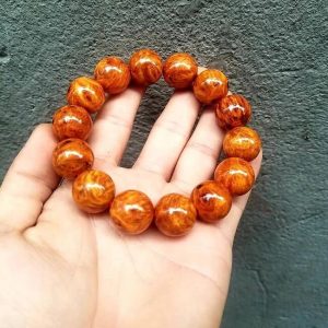 Vòng tay gỗ huyết rồng hợp mệnh gì? Ý nghĩa phong thủy và cách chọn