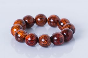Vòng Tay Gỗ Sưa Hợp Mệnh Gì? Hướng Dẫn Chọn Vòng Phong Thủy Chuẩn Nhất